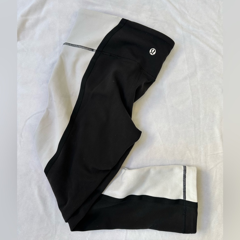 Lululemon Leggings Black & White 7/8 Length Size 8 Women’s Workout Athleisure